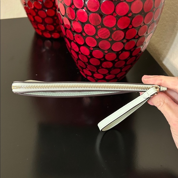 Kate Spade Lucy Day Tripper Daisy Medium L-Zip Wristlet EUC (MSRP $139) - Picture 8 of 17